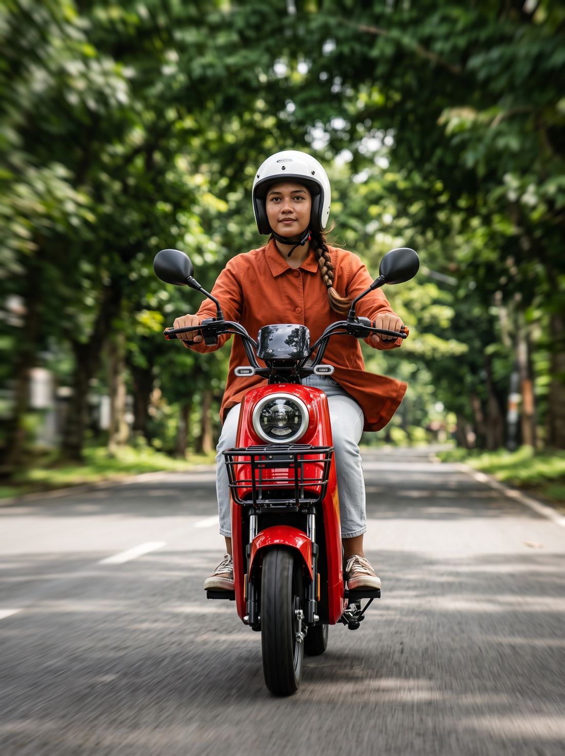 Mulher de capacete em moto elétrica vermelha