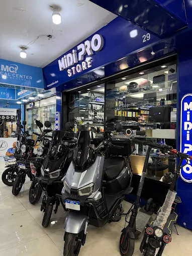 Motos e patinetes elétricos expostos na entrada da MidiPro Store